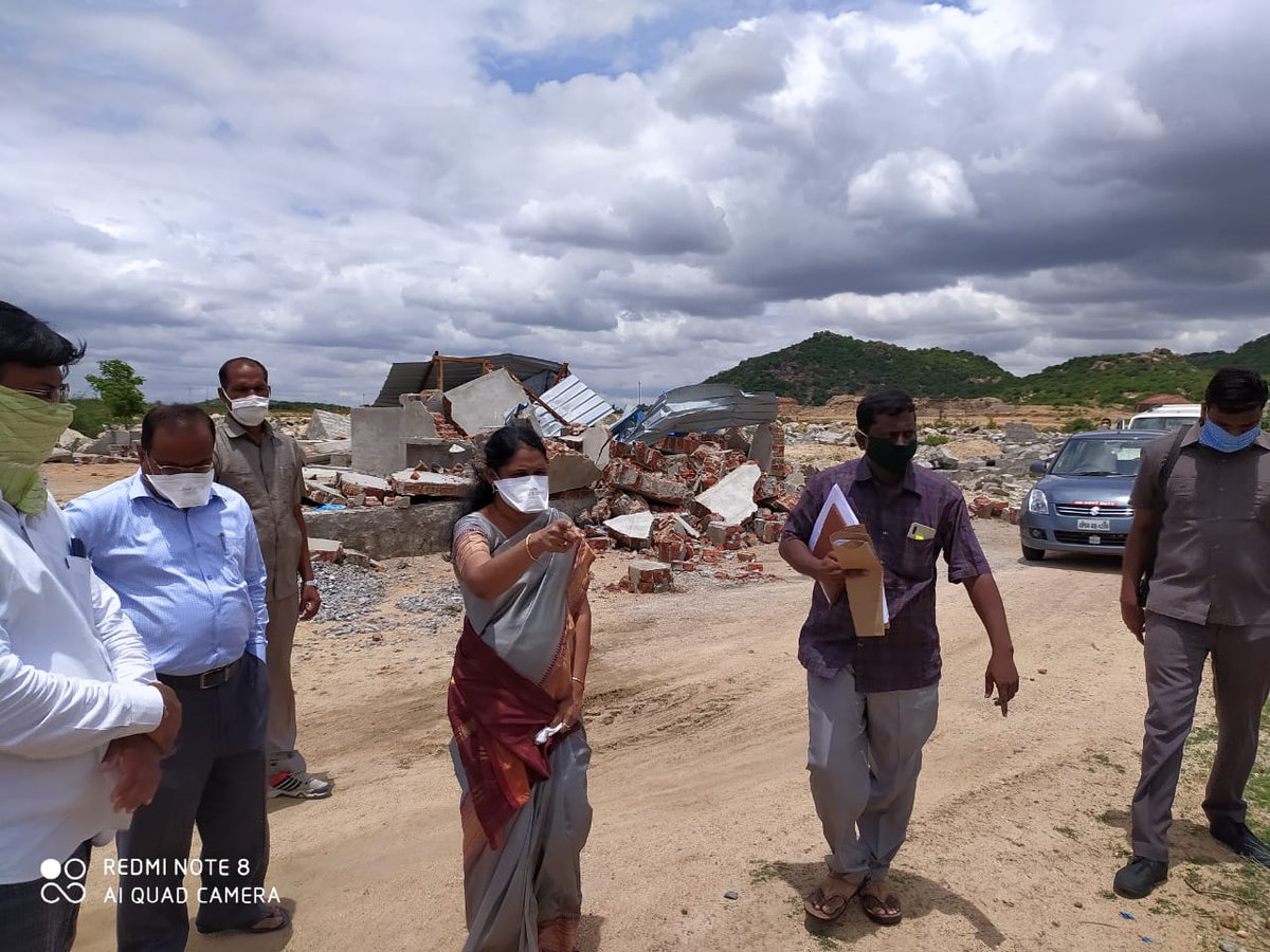 రైతు వేదిక నిర్మాణాన్ని చేపట్టేందుకు నాగవరం సమీపంలో ఉన్న 200 సర్వే నంబర్ లోని భూమిని పరిశీలించిన వనపర్తి జిల్లా కలెక్టర్ షేక్  యాస్మిన్ భాష.