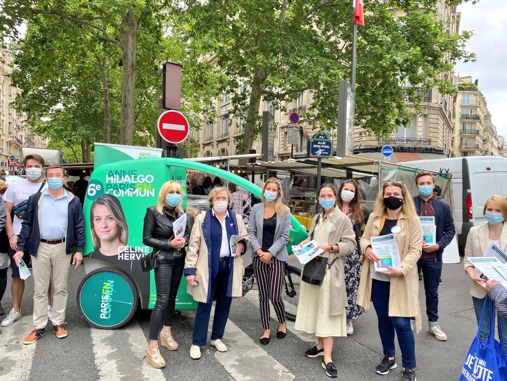 BeatriceMarre's tweet photo. Nous étions présents ce matin au marché Raspail avec l'équipe du #16e pour soutenir @celine_hervieu, notre valeureuse candidate dans le #6e arrondissement !

Le 28 juin prochain, votez @ParisEnCommun pour un #6e plus écologique et solidaire 🌹💚🌻 https://t.co/SdgA4PerN2