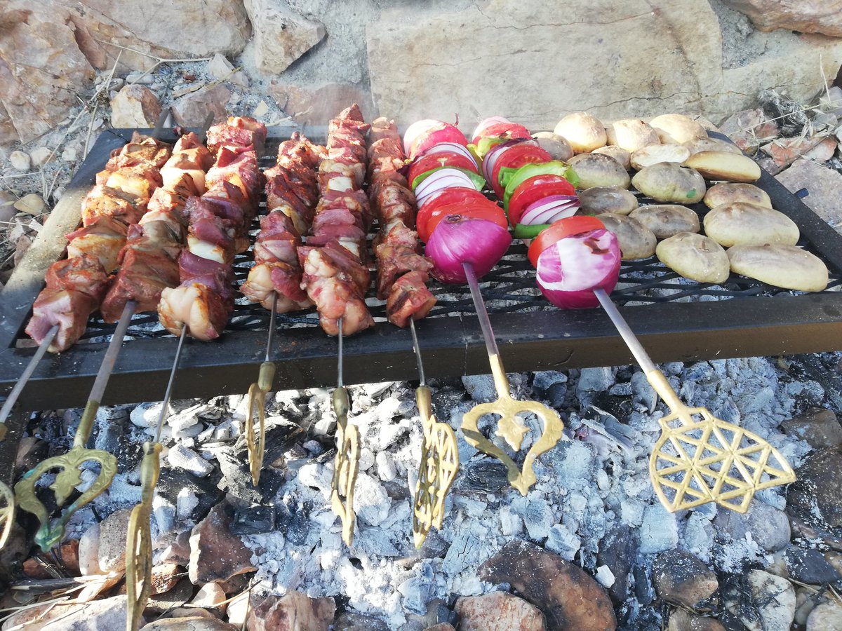 Ateş üstü ızgara. Kınalıada / Dumankaya.
.
.
.
#kamp #ateş #kampateşi #açıkateş #mangal #ızgara #camping #campfood #campkitchen #campfire #sakatatcandır #chefbearscom