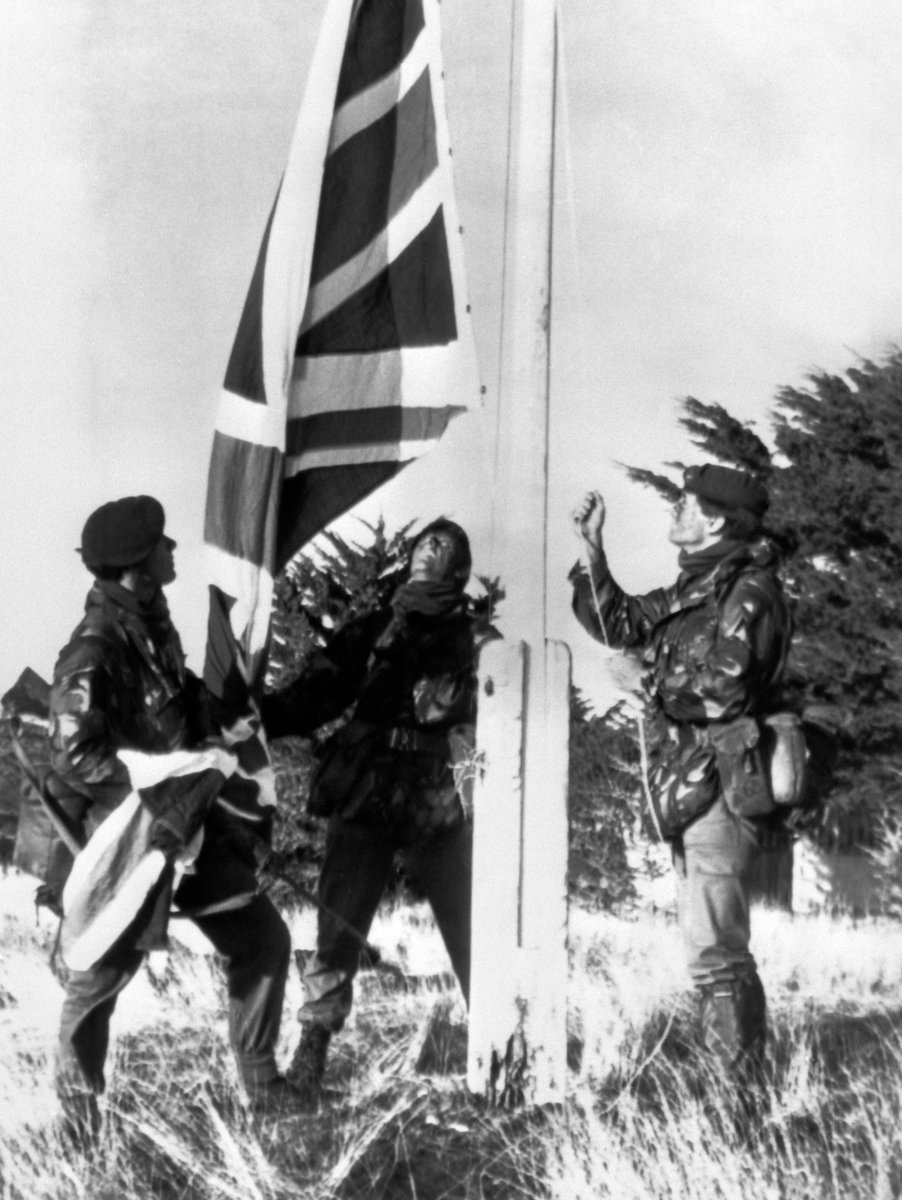 Conservatives's tweet photo. 🇬🇧📰 On this day in 1982, British forces liberated the Falkland Islands following the invasion and occupation by Argentina.

We will never forget the brave sacrifice of our servicemen and women.

#Falklands #LiberationDay https://t.co/YOV0BNHFrC