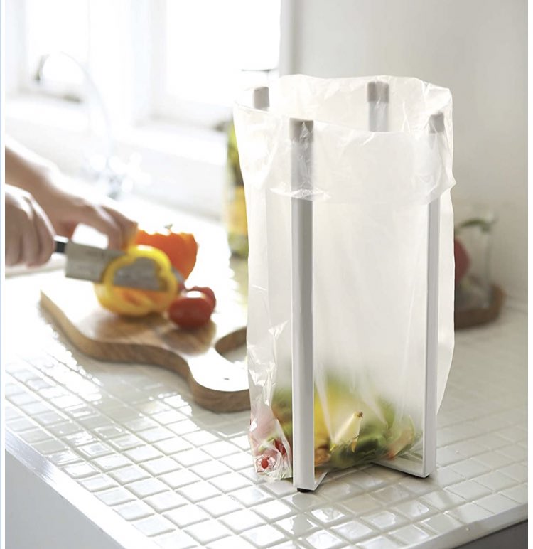 32.山崎実業　キッチンエコスタンド料理を作る時にポリ袋かけると簡易ゴミ箱になるので、ぬめりや掃除がめんどい三角コーナーが不要に。牛乳パックやペットボトル、哺乳瓶などを乾かすのにもとても便利。畳めるので収納もコンパクト。 https://amzn.to/2YMXy4z&nbsp;