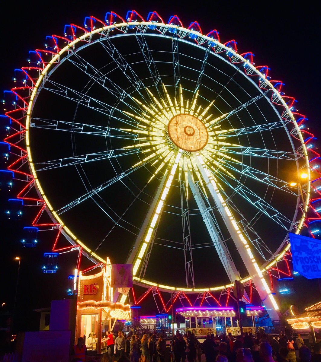 diheiAlarm's tweet photo. Kein Schnucki auf dem Lebkuchen. Kein klebriges Zeug im Glas. Keine nasalen Karussell-Stimmen. #Sterkrade fühlt sich ohne #Fronleichnamskirmes merkwürdig an. #Kirmes #Oberhausen  https://t.co/3L9nFQtB46 https://t.co/rZF8rLvjpB