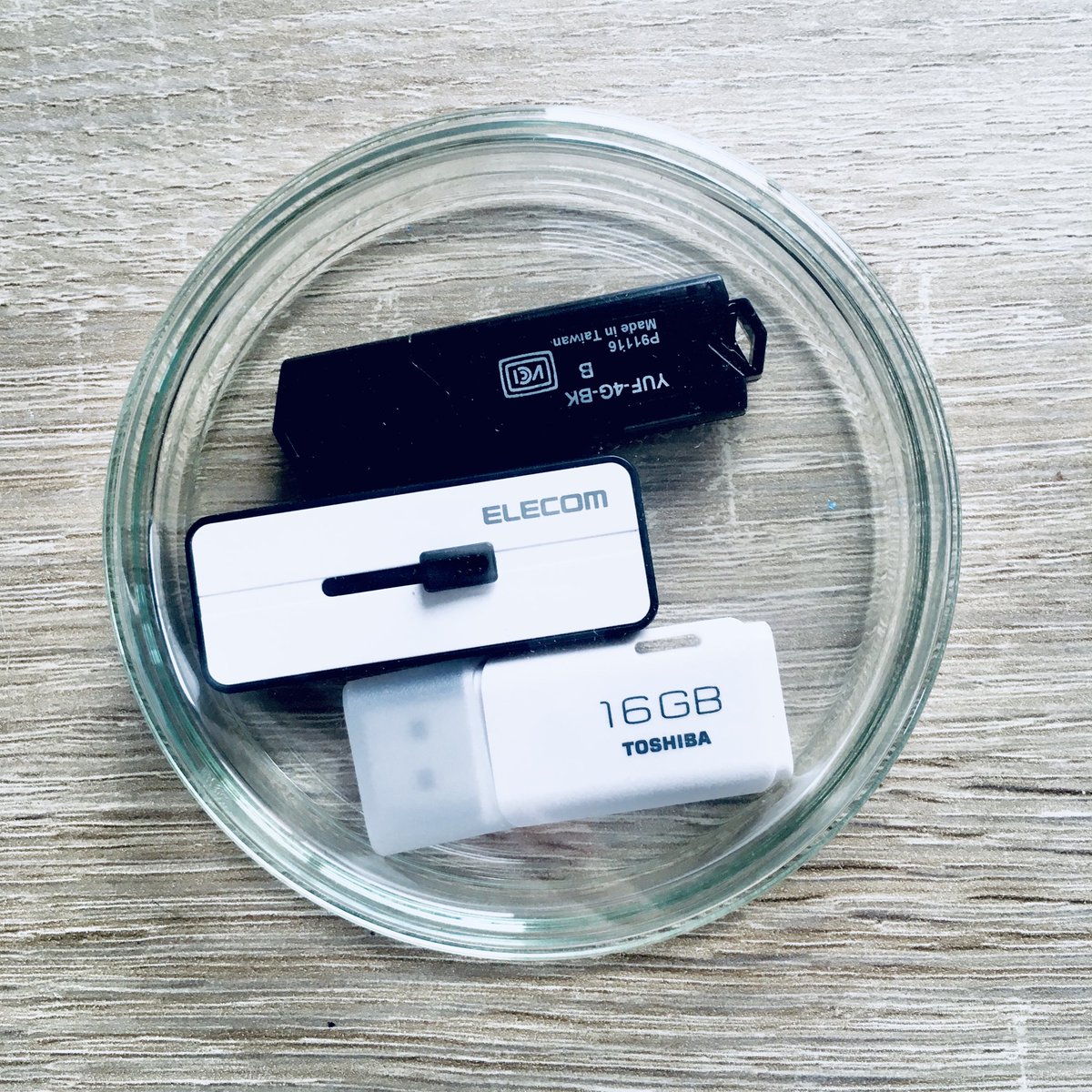 晴十ナツメグ 8 12まで ヤク目サイン本販売中 Youtubeアニメよまわりさん配信中 シャーレが余ってたから Usbメモリー入れにした このまま容量も培養されたら良いのに 笑