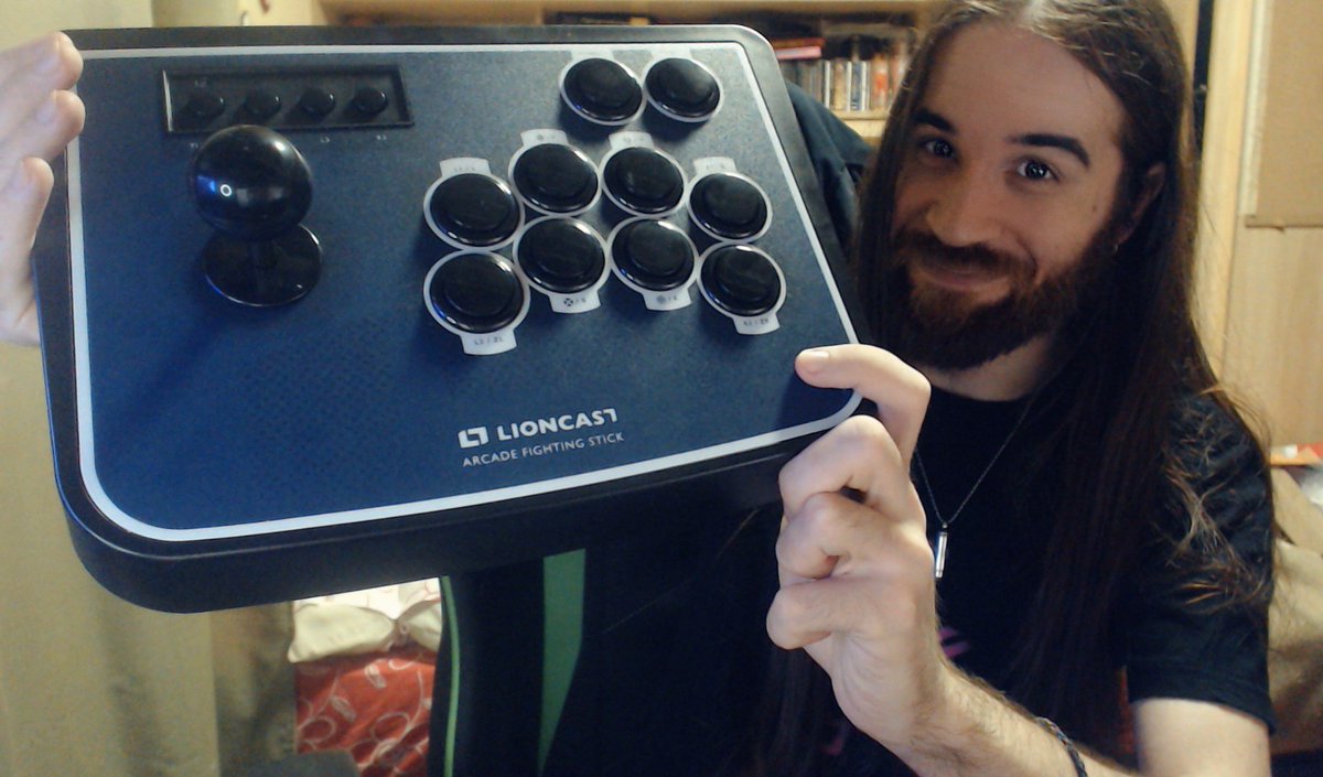 _LeveLEO's tweet photo. Pedazo de mando arcade me ha regalado @crazyjalapeo papus 🤩🕹️🔝 Mi cumple es el día 23 pero.. "HA! FECHAS A MI!" - diju el creisiii :v

¡¡GRACIAS MILES, LO MOLA TODO!! 🙌♥ https://t.co/L7Tba2fo6b
