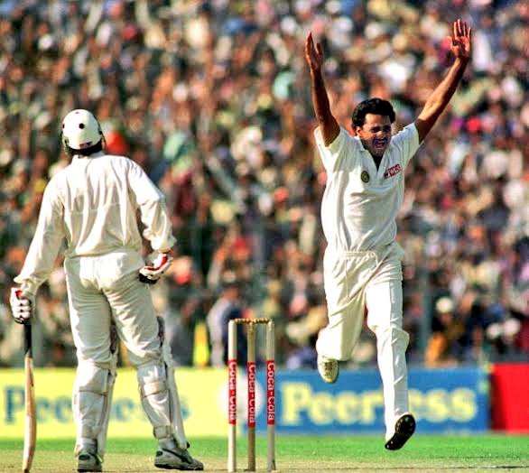 .. that included 8-fer in the 2nd. Thanks to Anwar's 188, Pak got through unscathed. Srinath, though, was no less than a beast. He made Pak dance to his tunes. In the 1st inns after dismissing Afridi and Ijas by bowling short of length, he lures Yousuf and Azhar.. 