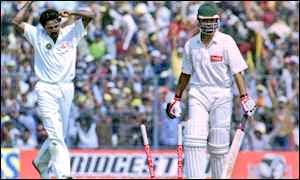 ..by one's that were fuller in length. Azhar's dismissals, however, was the best in the 1st inns. He followed the 5-fer with a 8-fer in the next innings that included wicket of Yousuf with a bouncer this time that showcased his shrewd cricketing brain. 