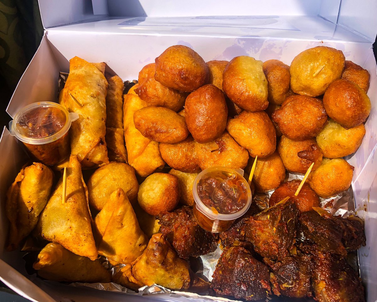 Sun kissed small chops!!! This box was picked up by a customer today. What are you waiting for?! naijabaker #abujabaker #abujachef #smallchops #samosa #springroll #meatpie #fovenexclusive #abujavendor #naijavendor #abuja #pepperbeef
#puffpuff