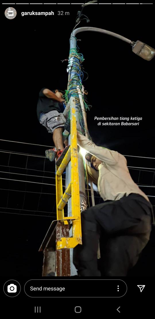 Ini tuh komunitas sosial yang bagus banget di jogja sumpah. Mereka care banget soal kebersihan di jogja. Nggak dibayar. Ngetag pemkot juga. Bahkan ngetag univ2 terkenal yang ngeyel nempel pamflet acara di tempat2 publik. Ku acungin 4 jempol 👍👍👍👍
