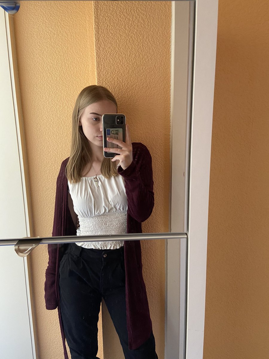 makingmepop's tweet photo. #selfiesforsam @SamTompkinsUK hi i love u ๐ค https://t.co/rUsjMIcHvT