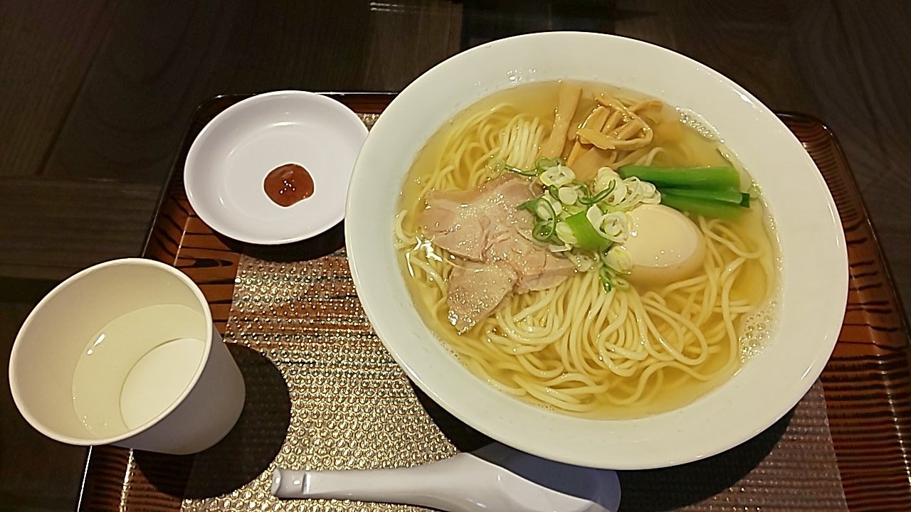 ｐｉｙｏ ｃｈａｎ 春日新田のがんこやに初来店 セルフサービス方式のお店でそばとラーメンが選べて 塩味玉中華そば を選択 梅肉付であっさりさっぱり美味しく頂きました 駐車場が3台まで 狭いのが難点かな お店の人が頑固そうなオヤジかと思い