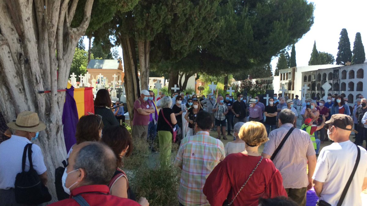 PCA_sevilla's tweet photo. Hoy nos hemos concentrado en una de las fosas comunes del cementerio de Sevilla para conmemorar el Día de la Memoria Histórica en Andalucía.

#FascismoNuncaMas https://t.co/OPgp0T81nd