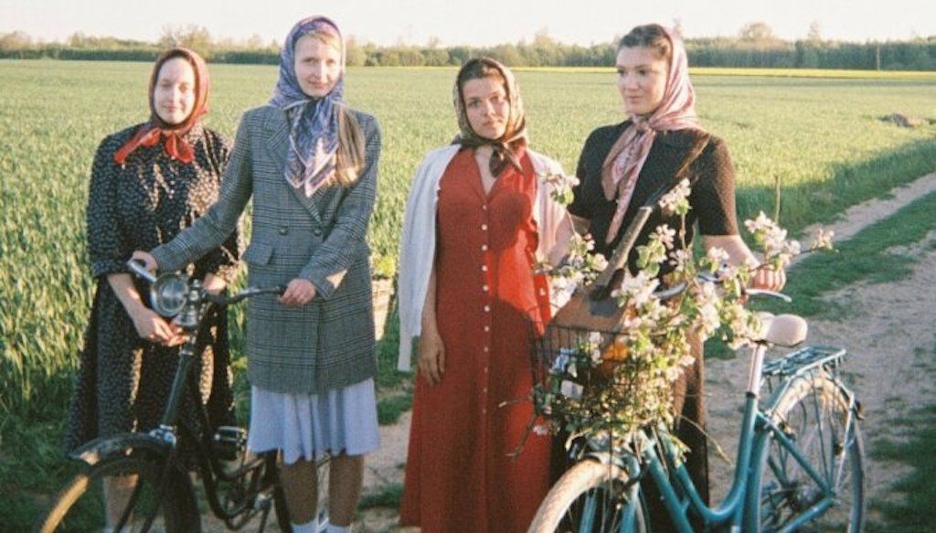 Iznāk folkloras kopas "Tarkšķi" minialbums "Uz zaļumballi" buff.ly/3foWgTF