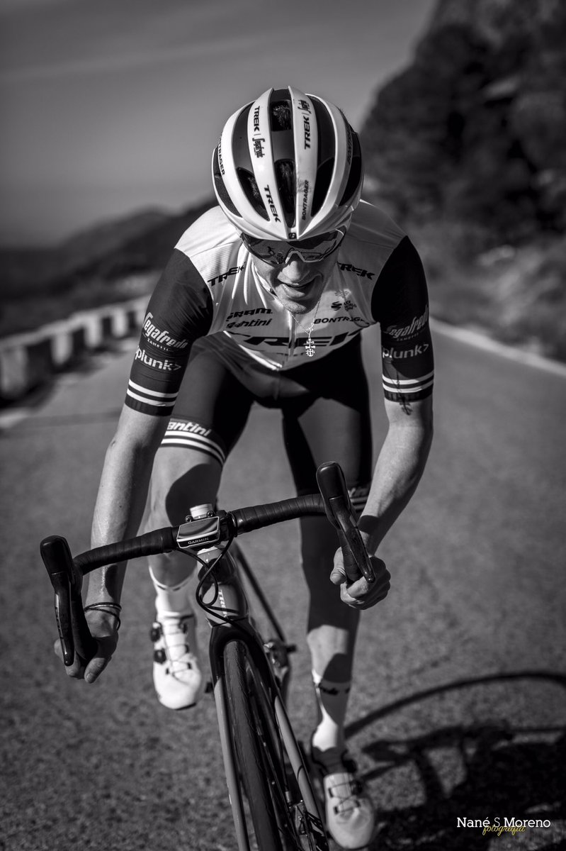 Aunque la bici es nuestra compañera de sufrimiento, siempre hay un hueco para levantar la cabeza y saludar 😜 El saludo ciclista forma parte de nuestra cultura y estaría bien no perderlo ☝🏼📸 <a href="/fotografiaNane/">Nané Fotografia</a> #WeAreATeam