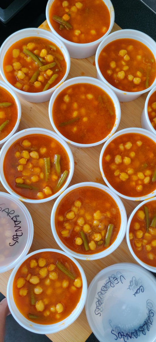 PlazaSolidaria's tweet photo. Ayer volvimos a repartir más de 170 deliciosos menús para los sin techo en @plataforlacuba. Con ilusión y ganas de ayudar somos imparables.

#plazasolidaria #voluntariosdetirso #lacuba #plataformalacuba #lavapies #sintecho #sinhogar #sinhogarismo #comida #food #vecinas https://t.co/XyJrhfh2qa