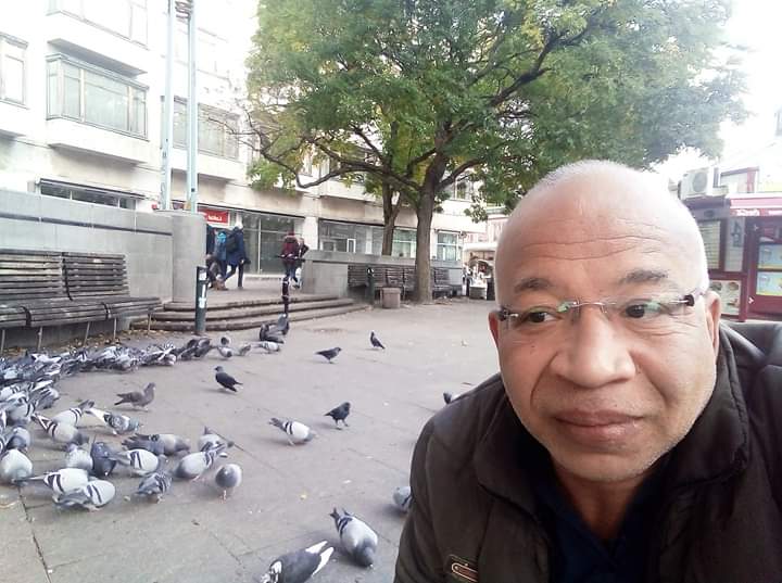 sherefdesoky's tweet photo. كان ممنوع التدخين داخل الاوتيل ، فكنت بخرج برا ادخن جمب الحلوين دول 🐦💖
الحمام ده ، حر ، طليق ، مالوش بنيه بيرجعلها https://t.co/0Fnds1Vvme