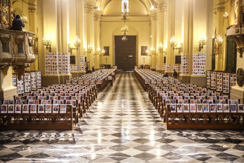 CatalinaQuinto_'s tweet photo. Así amaneció la Catedral de Lima, llena de fotografías de personas que murieron por covid-19. Esta mañana se ofrecerá una misa en honor a ellos. @RPPNoticias https://t.co/ahTZmx9cv8