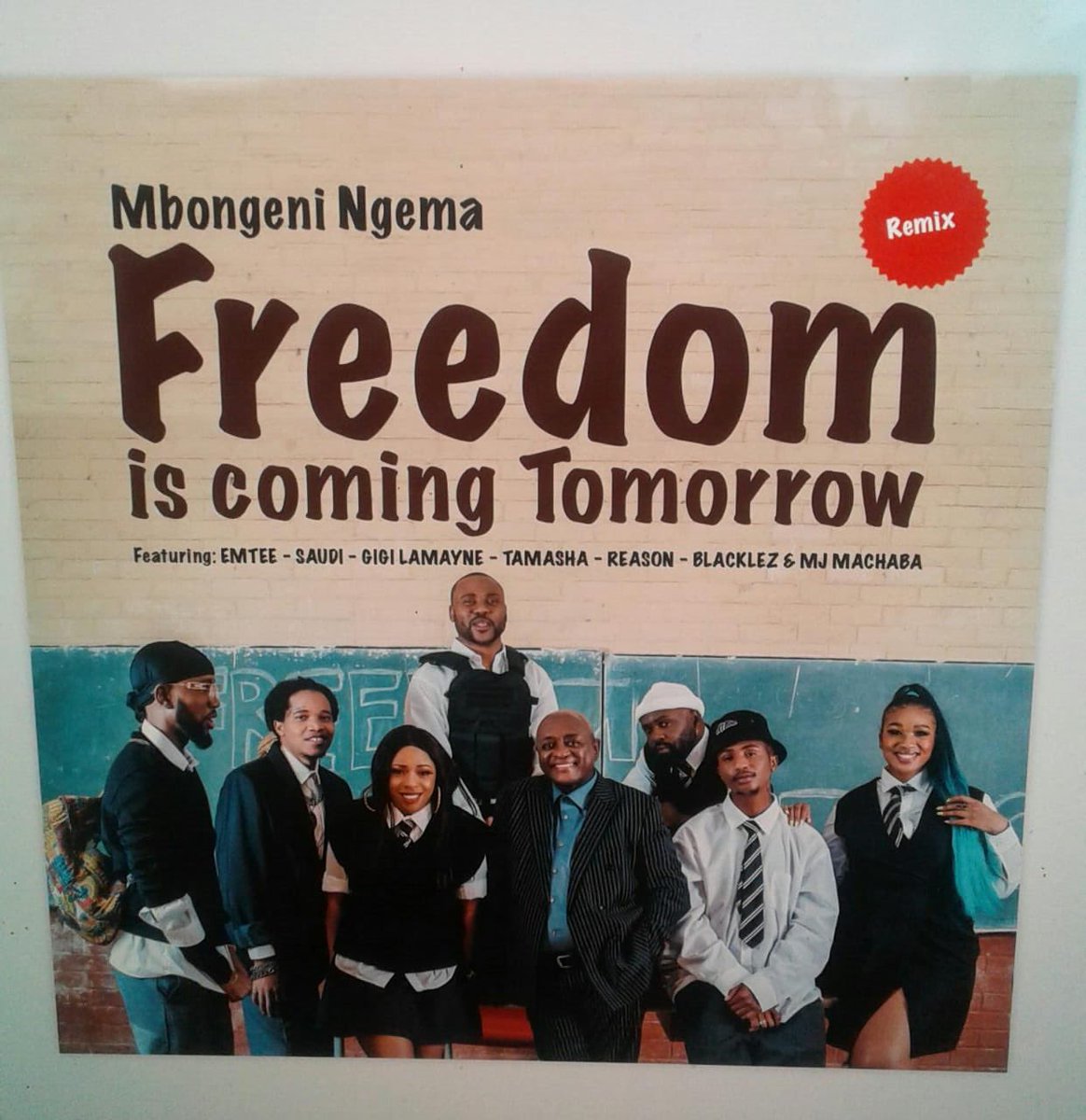 OntheMovein_ent's tweet photo. @mbongeni_ngema New Release date 19th June. Featuring various artists including @emteethehustla
Please send to all you know #mbongeningemaπ€πΌ #freedomiscomingtomorrowremix @metrofmsa @ukhozi_fm @gagasifm @eastcoastradio @Yfm https://t.co/ZNLN8swFO9