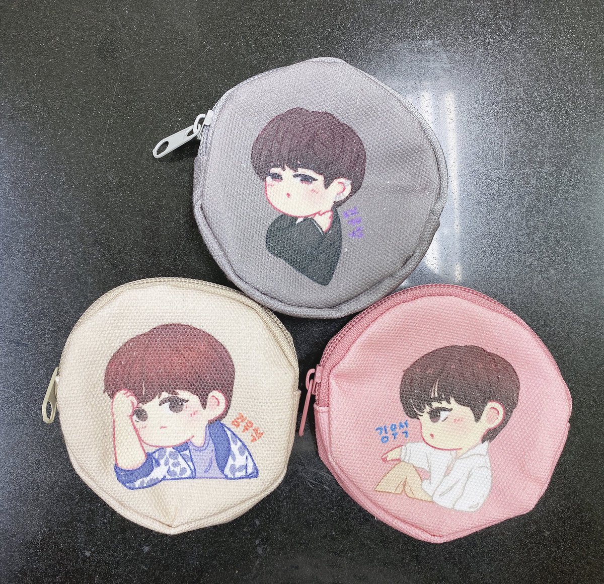 NooPangPond's tweet photo. มาค่ะ ยอดบั้มน้องอูซอกแสนแตกแล้ว🥳
แจกกระเป๋าใส่เหรียญ Red moon 3 เวอร์ๆละ 5 คน รวมแจก 15 คนค่ะ 😊
กติกา : rt + เมนชั่นแสดงความยินดีกะน้อง
สุ่ม 15/6/63 เวลา 22.00 น.
#giveawaybyppnn
#KIMWOOSEOK #김우석
#redmoon #적월
#1ST_DESIRE_GREED
#GoodByeRedMoon https://t.co/zMPTh4cc6D