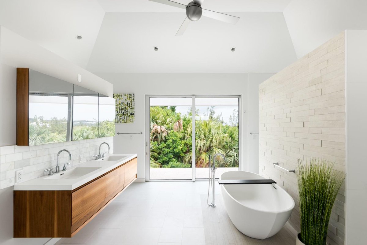 Balldinho's tweet photo. So this just went up for sale in Bermuda. Whenever the interior designer is, I just wanna talk. Need some connections https://t.co/ov4Dc3Atny