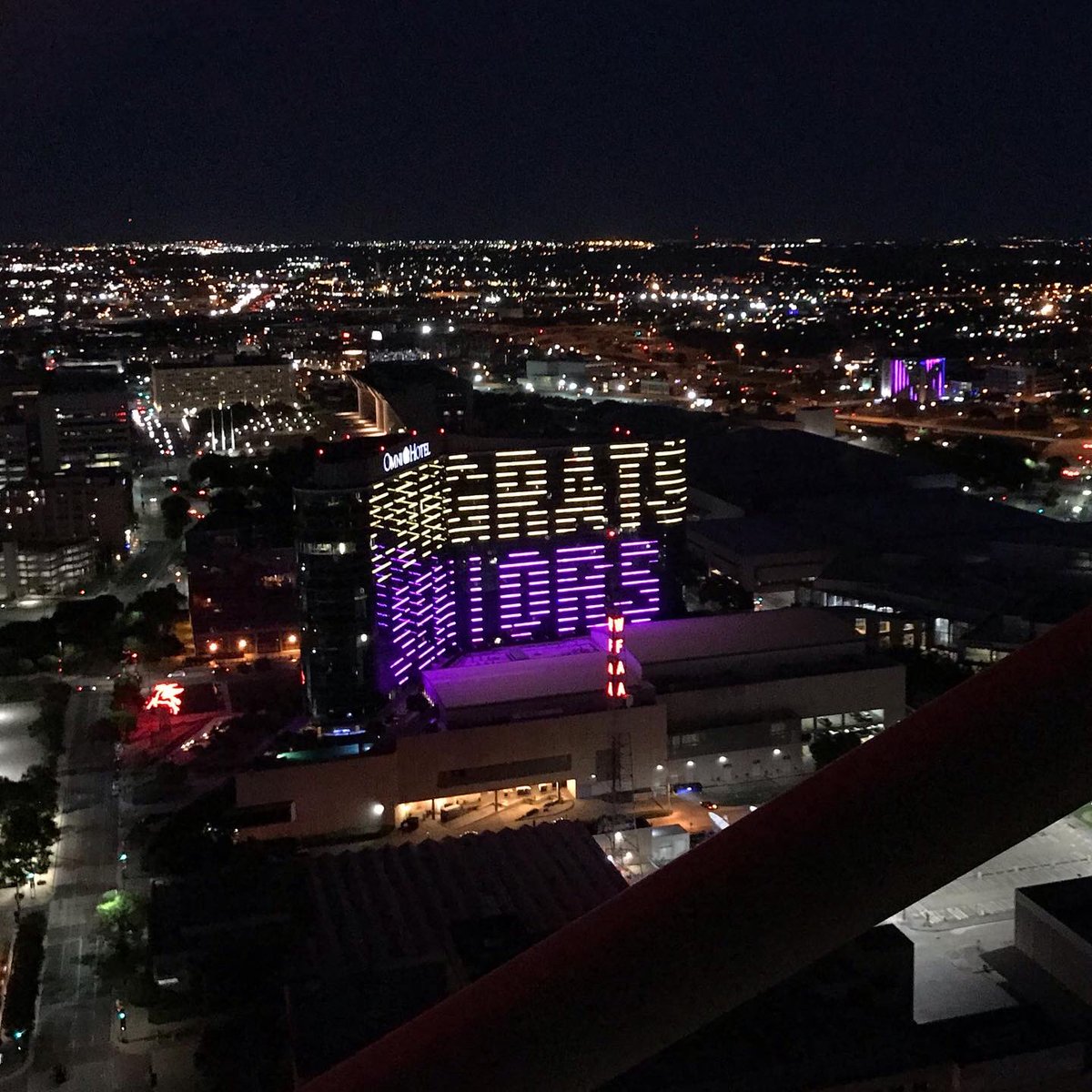 rraquelda's tweet photo. CONGRATS SENIOR 🥳
El Hotel @OmniDallas #Dallas #Texas #EEUU ilumina sus paredes con un mensaje a todos los estudiantes que se están graduando de #highschool 2020 👉🏻 fotos a las 7:30/8:30/9:30 pm 13/06/2020
📍 @ReunionTower
#reuniontower #omnidallas #visitdallas #visitdfw https://t.co/SvL87NQKVx