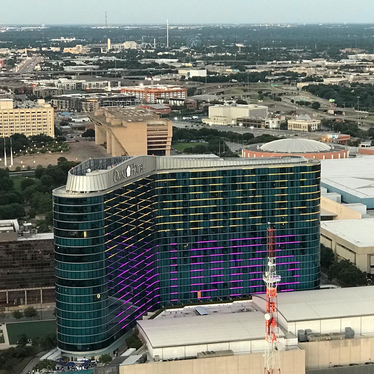 rraquelda's tweet photo. CONGRATS SENIOR 🥳
El Hotel @OmniDallas #Dallas #Texas #EEUU ilumina sus paredes con un mensaje a todos los estudiantes que se están graduando de #highschool 2020 👉🏻 fotos a las 7:30/8:30/9:30 pm 13/06/2020
📍 @ReunionTower
#reuniontower #omnidallas #visitdallas #visitdfw https://t.co/SvL87NQKVx