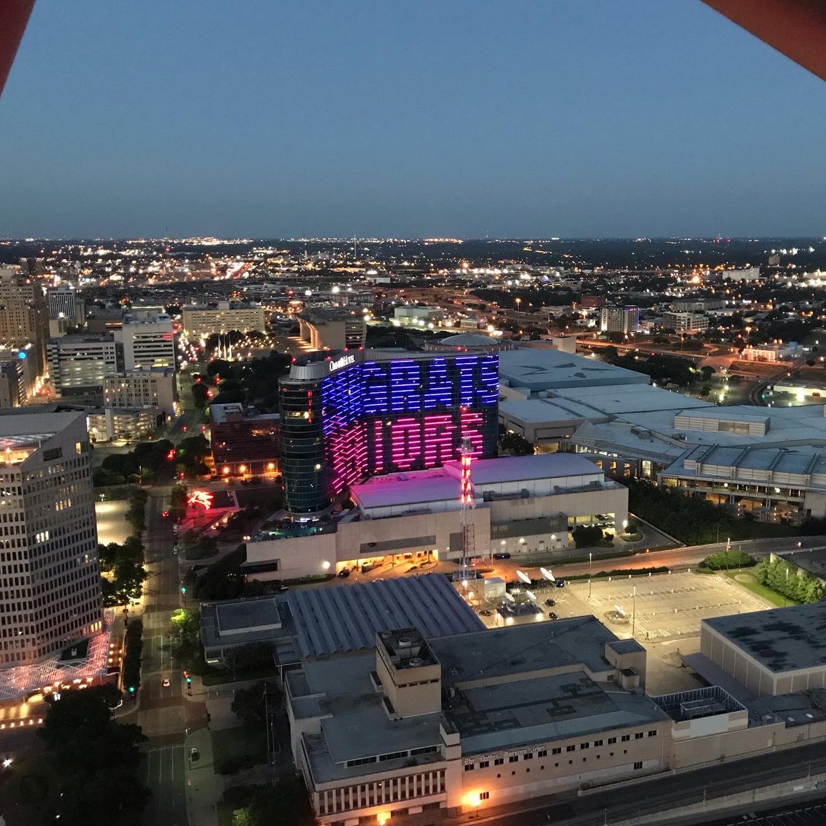 rraquelda's tweet photo. CONGRATS SENIOR 🥳
El Hotel @OmniDallas #Dallas #Texas #EEUU ilumina sus paredes con un mensaje a todos los estudiantes que se están graduando de #highschool 2020 👉🏻 fotos a las 7:30/8:30/9:30 pm 13/06/2020
📍 @ReunionTower
#reuniontower #omnidallas #visitdallas #visitdfw https://t.co/SvL87NQKVx