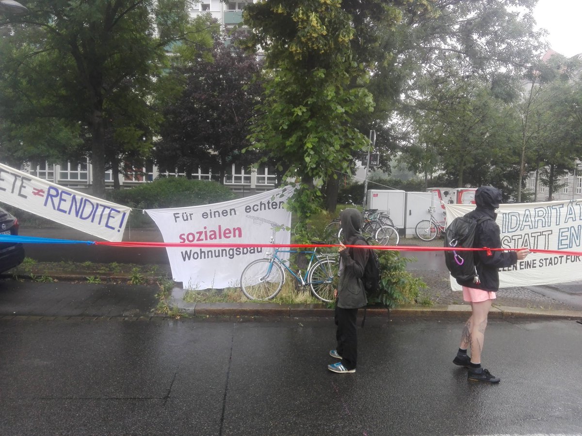 MGSchoenefeld_L's tweet photo. Solidarisch #unteilbar für ein Recht auf bezahlbares Wohnen für alle. In #Leipzig und überall. https://t.co/XODmIOLgjm