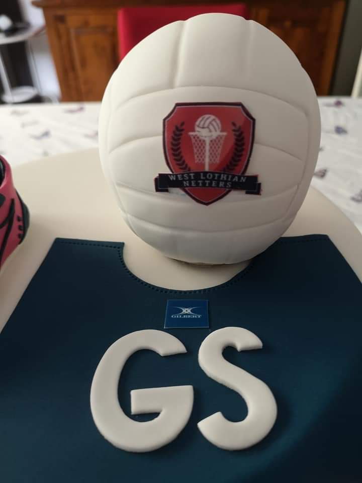wlothiannetters's tweet photo. We have a netballer who turns 21 today. An amazing cake maker has made this for her! We love this 💕 And of course, a very happy birthday to Becca 🍾🥂🍾

@NetballScotland @BBNBounceBack https://t.co/BqftKF5oiy