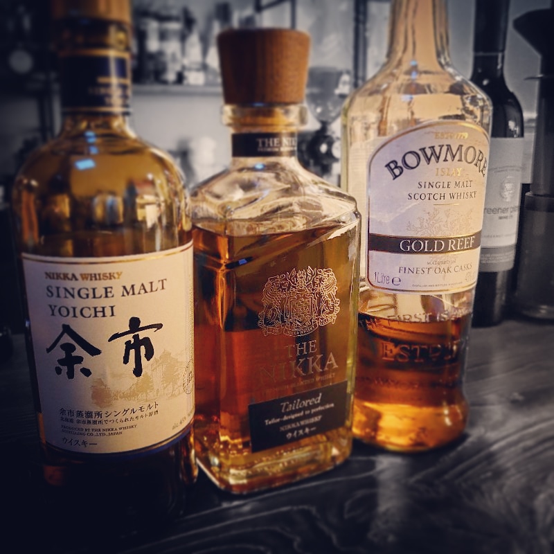 GLENLIVET_Lab's tweet photo. 仕事終わりに寄った知り合いのケーキ&バー #machou
竹鶴、宮城峡、余市、ザ・ニッカ
ほうほう、ニッカが揃ってるなぁ。
奥にはボウモアか、、、ん?
まさかのゴールドリーフ!?
小売り可能となってたのでお持ち帰り致しました🌿✨
#花巻 #ケーキ #カフェ #バー
#コーヒーもめっちゃ美味しい https://t.co/1vSfYUce6f