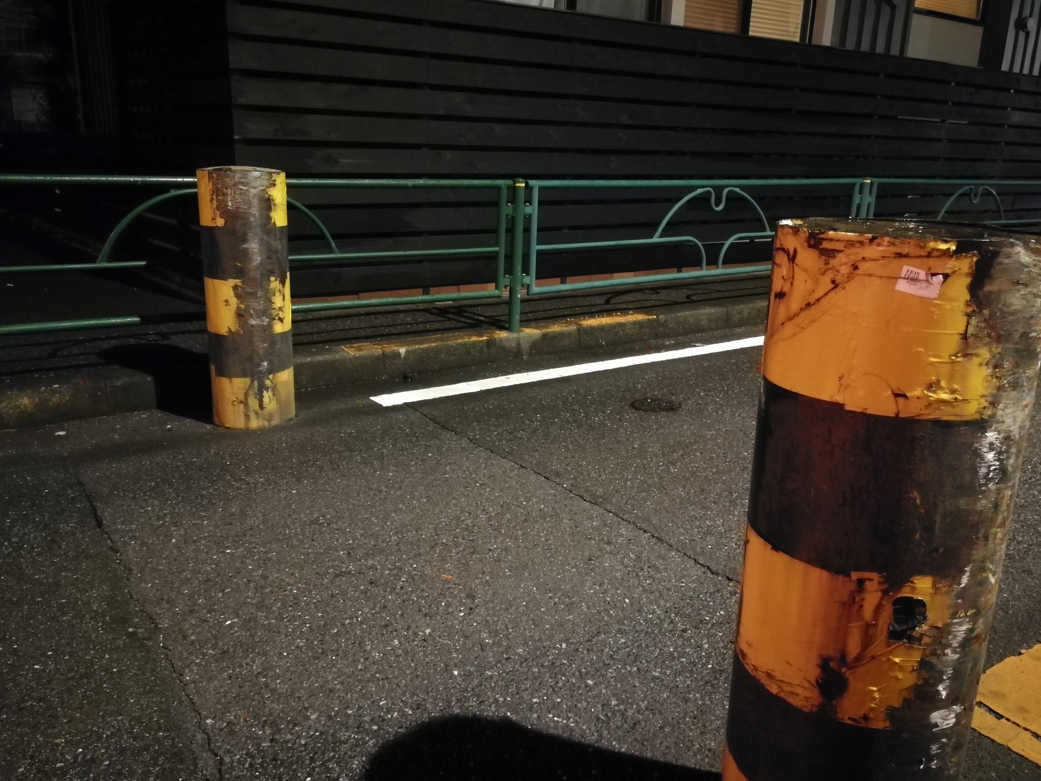 ぜつ 狛江水道道路の和泉多摩川側入り口 車幅制限をこの存在感のあるポールでアピールするのだ