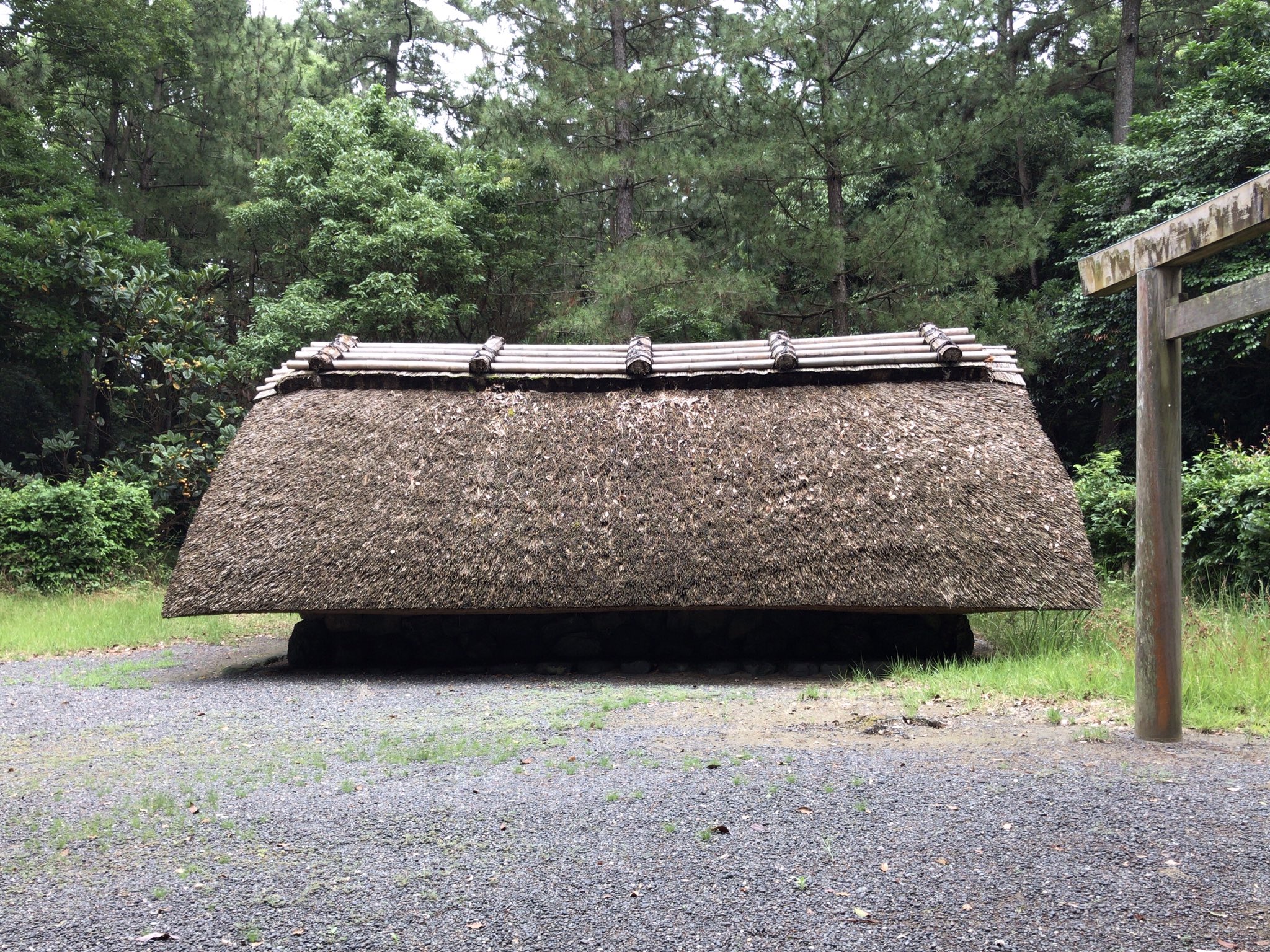 Mizmiz 背の低い御塩汲入所は伊東忠太により 我が国最初の原始的建築として古来工匠間で伝へてゐる天地根元宮造 と称された神明造りに先立つ日本固有の建築形式の唯一の現存例 近年 天地根元宮造は実証主義の観点から 影をひそめることに T Co
