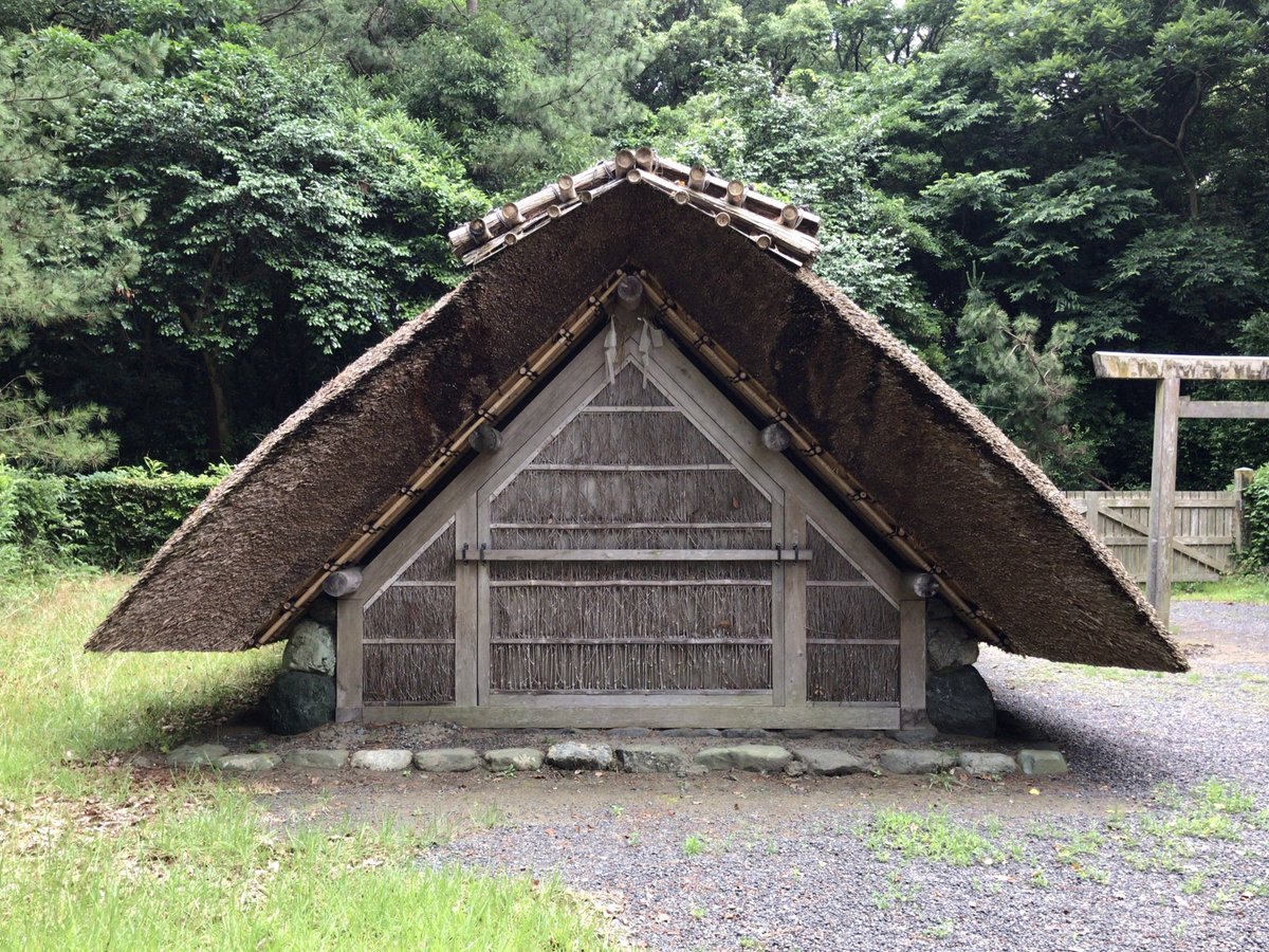 Mizmiz 背の低い御塩汲入所は伊東忠太により 我が国最初の原始的建築として古来工匠間で伝へてゐる天地根元宮造 と称された神明造りに先立つ日本固有の建築形式の唯一の現存例 近年 天地根元宮造は実証主義の観点から 影をひそめることに Mizmiz 背の低い御塩汲入所は伊東忠太により 我が国最初の原始的建築として古来工匠間で伝へてゐる天地根元宮造 と称された神明造りに先立つ日本固有の建築形式の唯一の現存例 近年 天地根元宮造は実証主義の観点から 影をひそめることに
