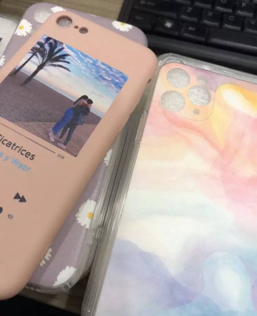 Tenemos fundas personalizables con +40 opciones diversas además de tener materiales únicos. 
Elige entre funda transparente, funda transparente Ultra Strong, Cristal, Cuero y Silicona de Colores 
Caseinabox.net