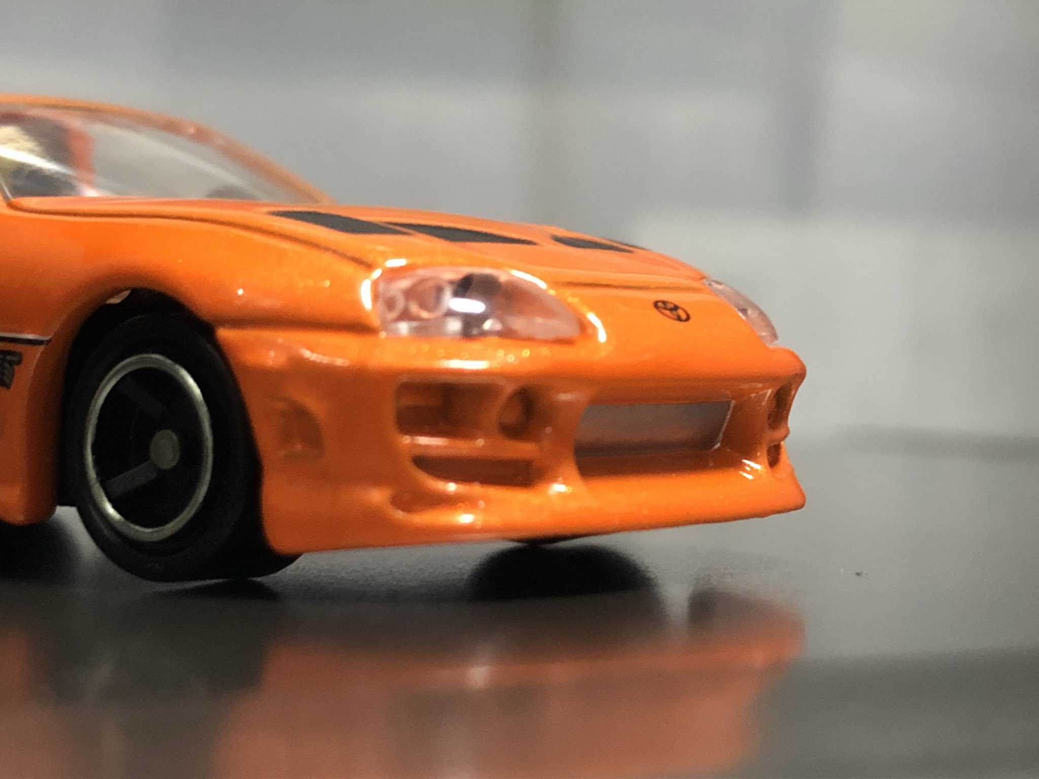 Y30vip トミカのワイルドスピード スープラ ワイスピ第1作目で登場した80スープラ 80系の人気が上がったのはこれの力があったかもしれない 屋根部分のみが開くエアロトップ仕様で 現地の車なので左ハンドルになっている またトランクにはロールゲージや