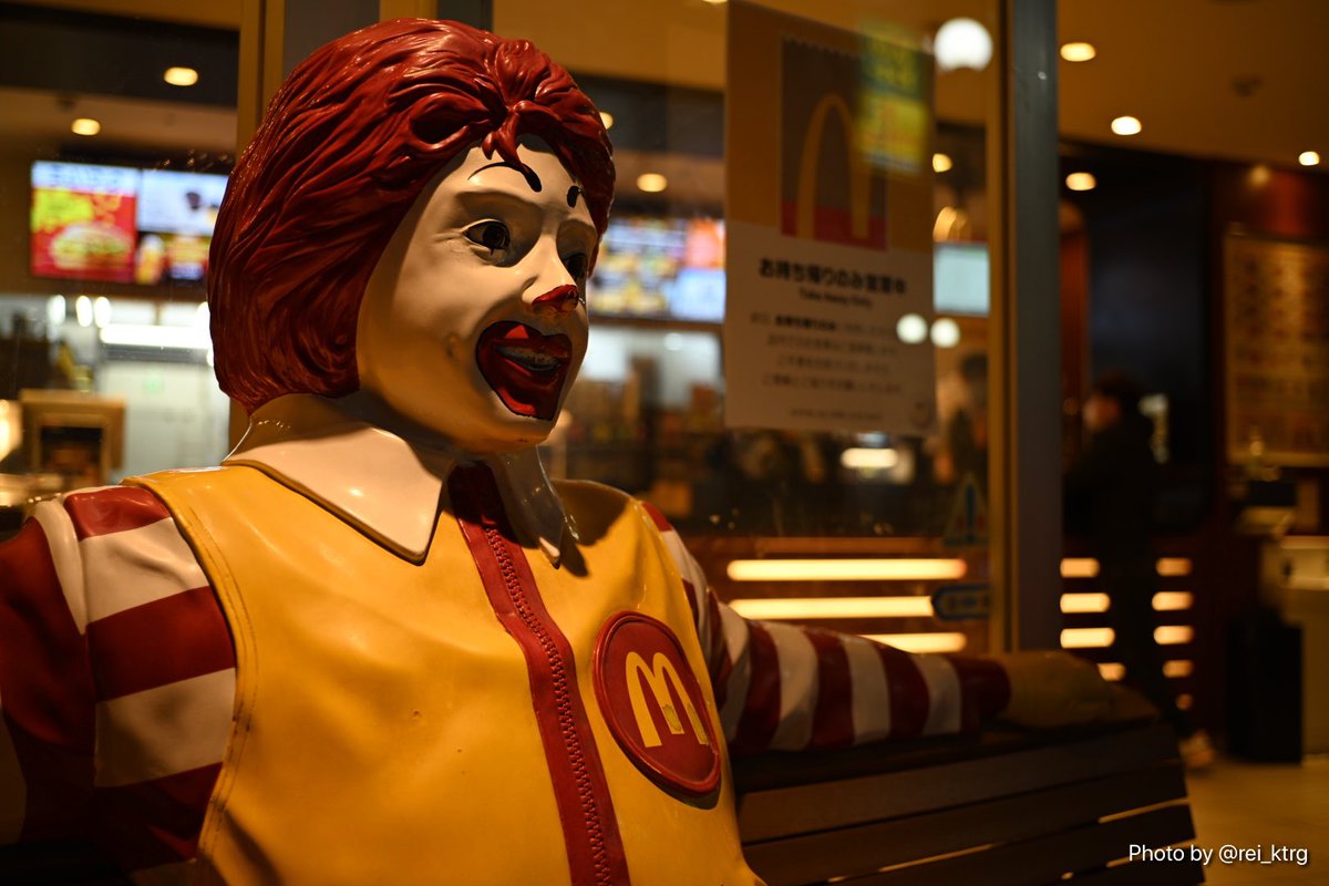 海凪コウ Koh Minagi Twitterの画像サムネ位置 見せたい部分にサインなどの文字を入れたり 色調補正レイヤーで見せたい部分のコントラストを微妙に高めたりするとaiが優先判断して切り取ってくれるぞ 文字 高コントラスト部分 他 かな