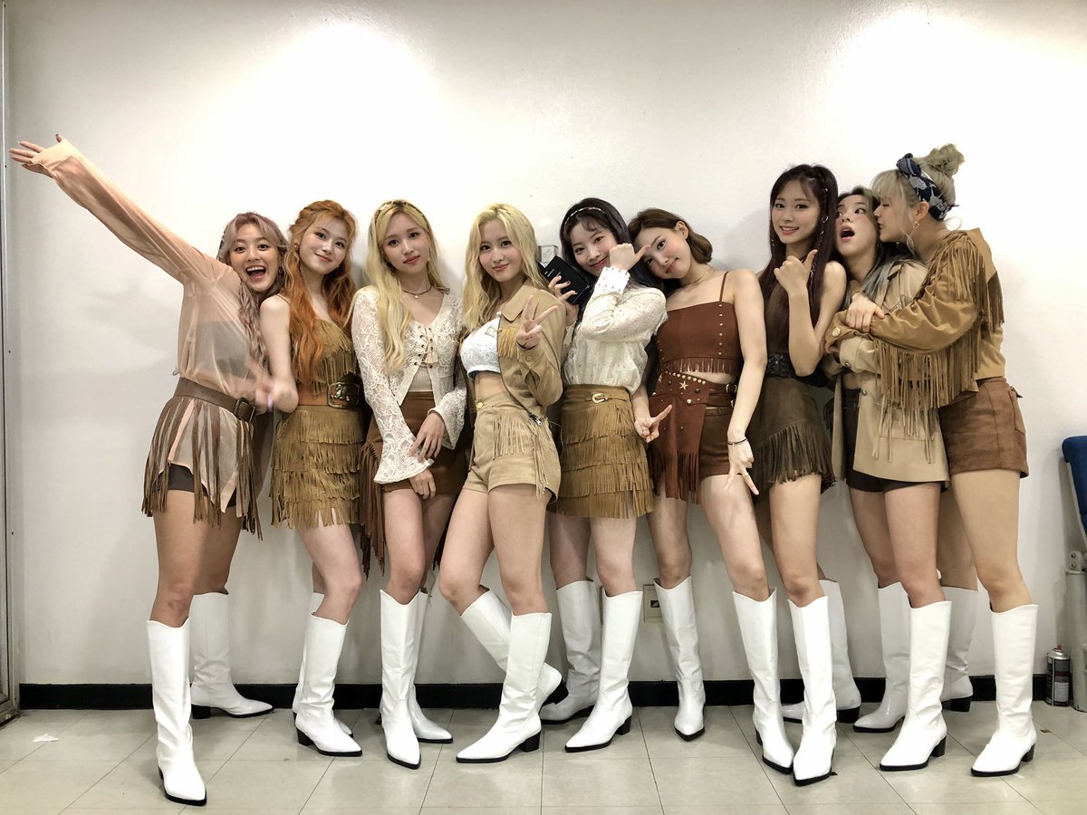 JYPETWICE's tweet photo. MORE &amp; MORE 첫 무대부터 마지막 무대까지, 아낌없이 사랑해주고 응원해준 원스🍭에게 말로 다 할 수 없을만큼 고마워요💛

역시.. 우리 원스가 최고야 😘💕

#TWICE #트와이스 #ONCE #원스 #MOREandMORE #MOREandMORE5thWin https://t.co/UMIKynocNh