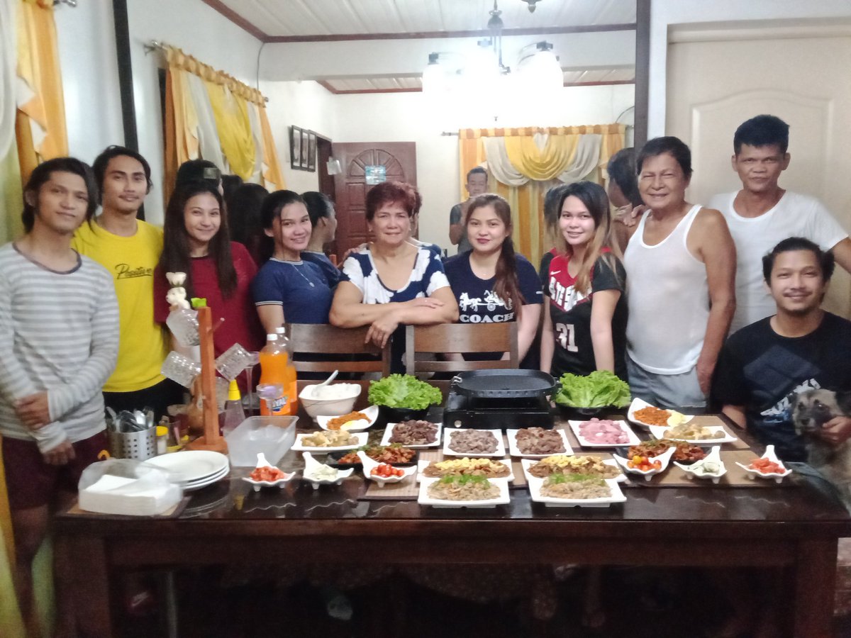 spyke_0309's tweet photo. Ng dahil sa pagkawala Ng trabho sa restaurant dahil sa pandemic nagkaroon ng sariling negosyo samgyupsal sa bhay. Oyet's D.I.Y samgyupsal #KMJS15 https://t.co/T9xVH7wIxf