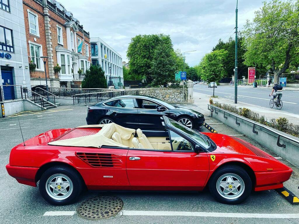 jaredhuet's tweet image. Old School 🤜🏽💥🤛🏽New School. #ferrari348 #ferrari #teslamodel3performance #tesla instagr.am/p/CBa8nfaHV81/