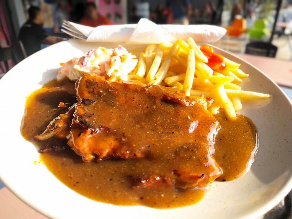 Tiap kali kalau lalu SABAK BERNAM mesti singgah Dapur Kak Mala ni. Dia punya WESTERN FOOD sedapp teruk wei. Dah lah portion besar pastu harga chiken grill mcm ni RM8. Chiken Chop harga RM6. 

Kalau korang lalu sana pakat2 lah singgah kedai dia ye. Mmg puas hati. 💖