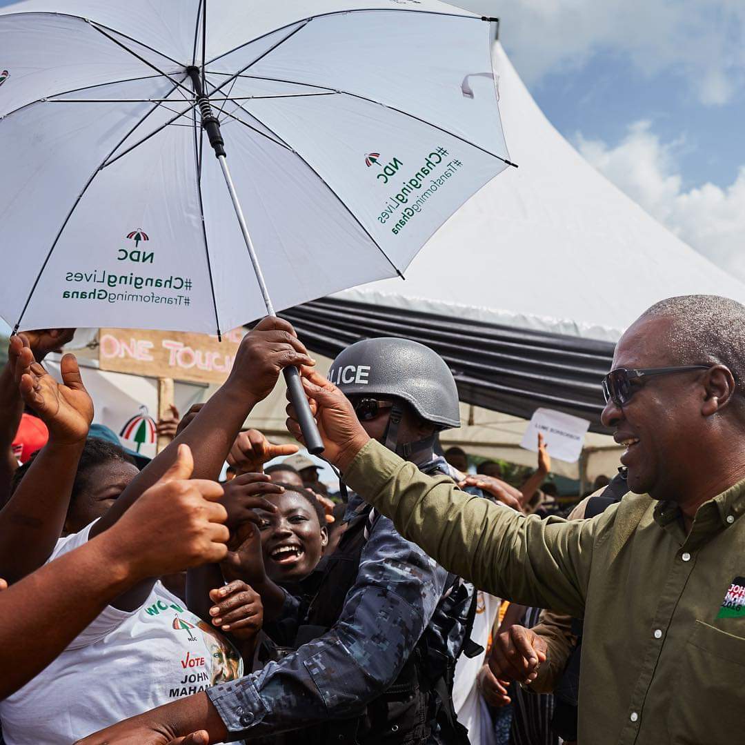 AgboDyer's tweet photo. The #embodiment of #protection โ the #umbrella. A #simple thing, a #noble #purpose.
#JohnMahama2020
#GO4JM2020
#Getinvolved
@JDMahama @eomaneboamah @StanDogbe @joyce_bawah @JoshuaAttahMen1 @georgeoaddo @Great_Ona @s_kevor @tabi_henry @ElikemKotoko https://t.co/BmknLJf5pQ