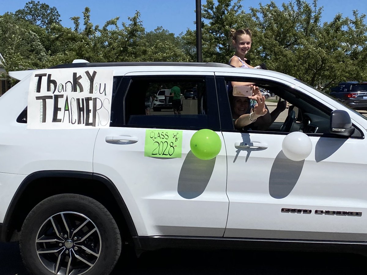 Stevenson2ndGr's tweet photo. Amazing drive through clap out to celebrate our 4th graders and Novi grads! Wildcat pride! 💚💚 #NoviTogether #dfhappyclassrooms https://t.co/A9xMPpo2Mu