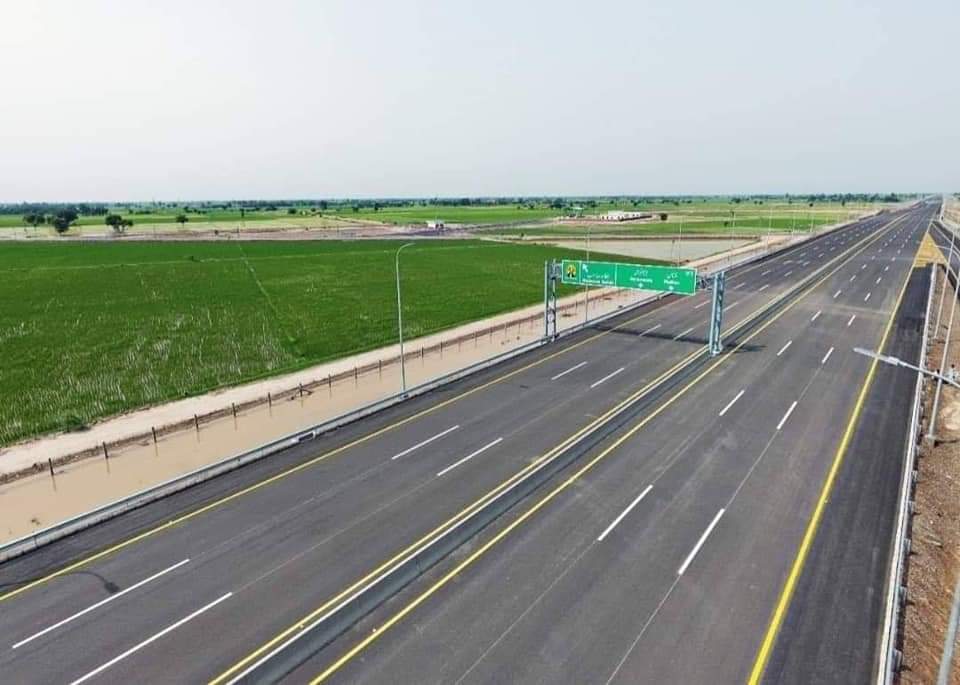developingpak's tweet photo. #CPEC #M4 #AbdulHakeem #Multan 

230 کلو میٹر، لاہور تا عبدالحکیم موٹروے این ایچ کا ایک شاندار منصوبہ ہے جس سے روزانہ بے شمار مسافر فیض یاب ہوتے ہیں اور محفوظ و تسلی بخش سفر کرتے ہیں۔ لاہور تا عبدالحکیم موٹروے بننے کی وجہ سے لاہور سے ملتان کا راستہ اب صرف ڈھائی گھنٹہ کا رہ گیا ہے https://t.co/VYdsqtd22F