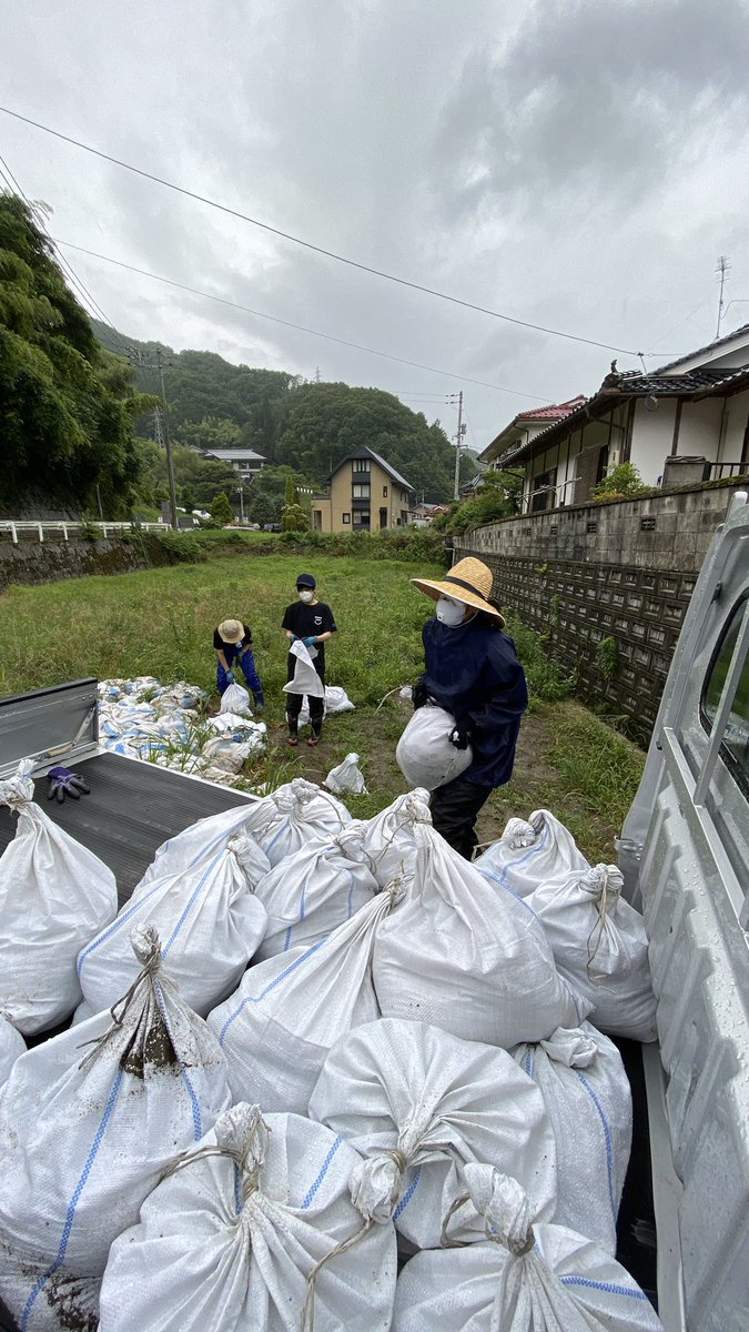 Kids_Support's tweet photo. 【新見市災害支援活動75日目】新見市は今日までの数日激しく雨が降り、沢を大量の水が流れため、本日は2軒のお宅にて水防で土嚢を積み上げ、流入や侵食対策をしました。
途中、家元電器さんがシンガーソングライターのH!dEさんを連れて陣中見舞に来てくださいました！差し入れありがとうございました！ https://t.co/nLt2h5IW7p