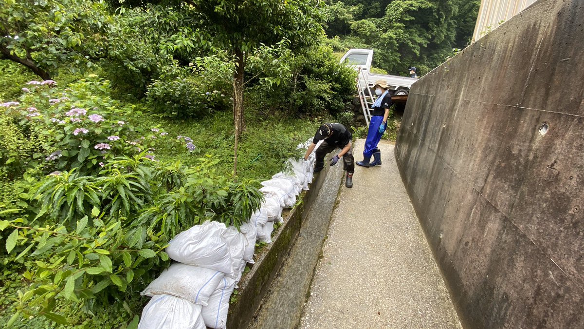 Kids_Support's tweet photo. 【新見市災害支援活動75日目】新見市は今日までの数日激しく雨が降り、沢を大量の水が流れため、本日は2軒のお宅にて水防で土嚢を積み上げ、流入や侵食対策をしました。
途中、家元電器さんがシンガーソングライターのH!dEさんを連れて陣中見舞に来てくださいました！差し入れありがとうございました！ https://t.co/nLt2h5IW7p