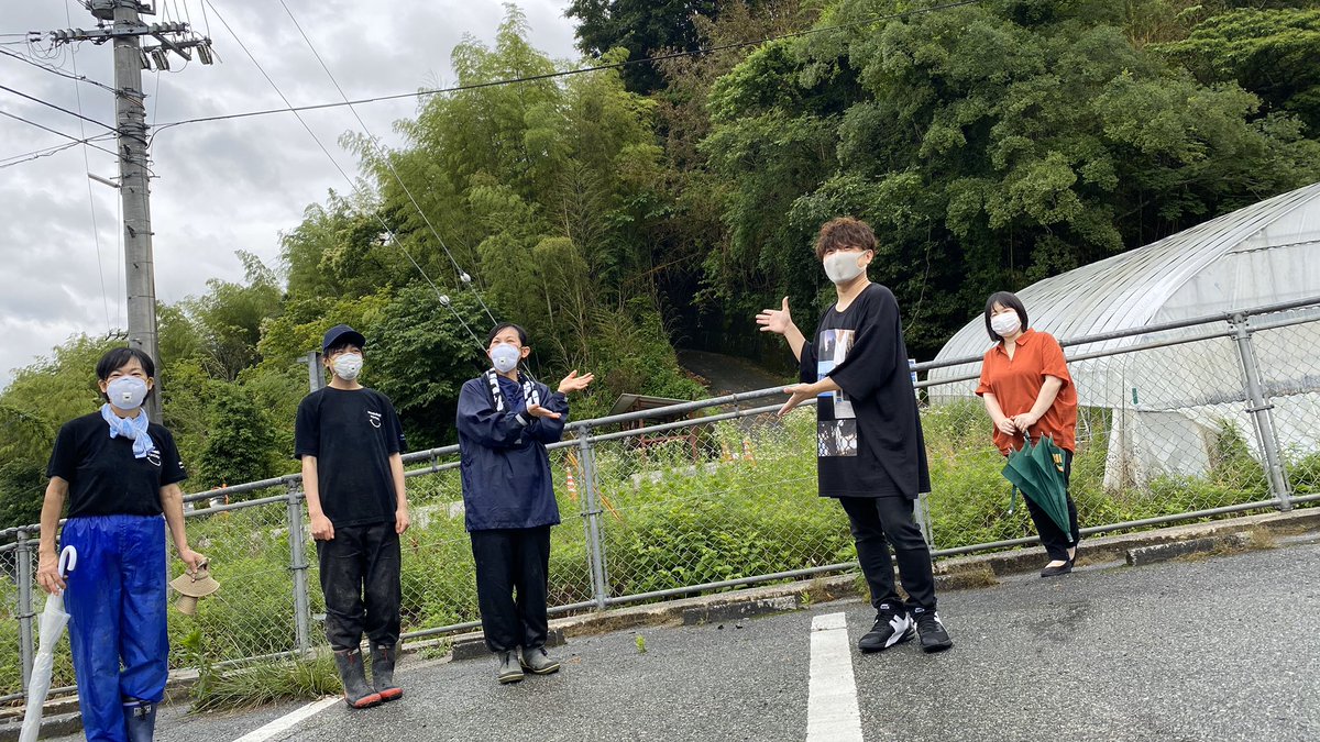 Kids_Support's tweet photo. 【新見市災害支援活動75日目】新見市は今日までの数日激しく雨が降り、沢を大量の水が流れため、本日は2軒のお宅にて水防で土嚢を積み上げ、流入や侵食対策をしました。
途中、家元電器さんがシンガーソングライターのH!dEさんを連れて陣中見舞に来てくださいました！差し入れありがとうございました！ https://t.co/nLt2h5IW7p