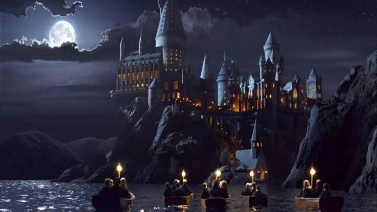 OrientBcn's tweet photo. J.K.Rowling pensó el mas minimo detalle para que su universo mágico no fuera perturbado. Si un/a Muggle se topará con Hogwarts, solo encontraría ruinas con un cartel: 
"Manténgase fuera: PELIGRO"

#HarryPotter #JKRowling https://t.co/gdBY0Gbj1I