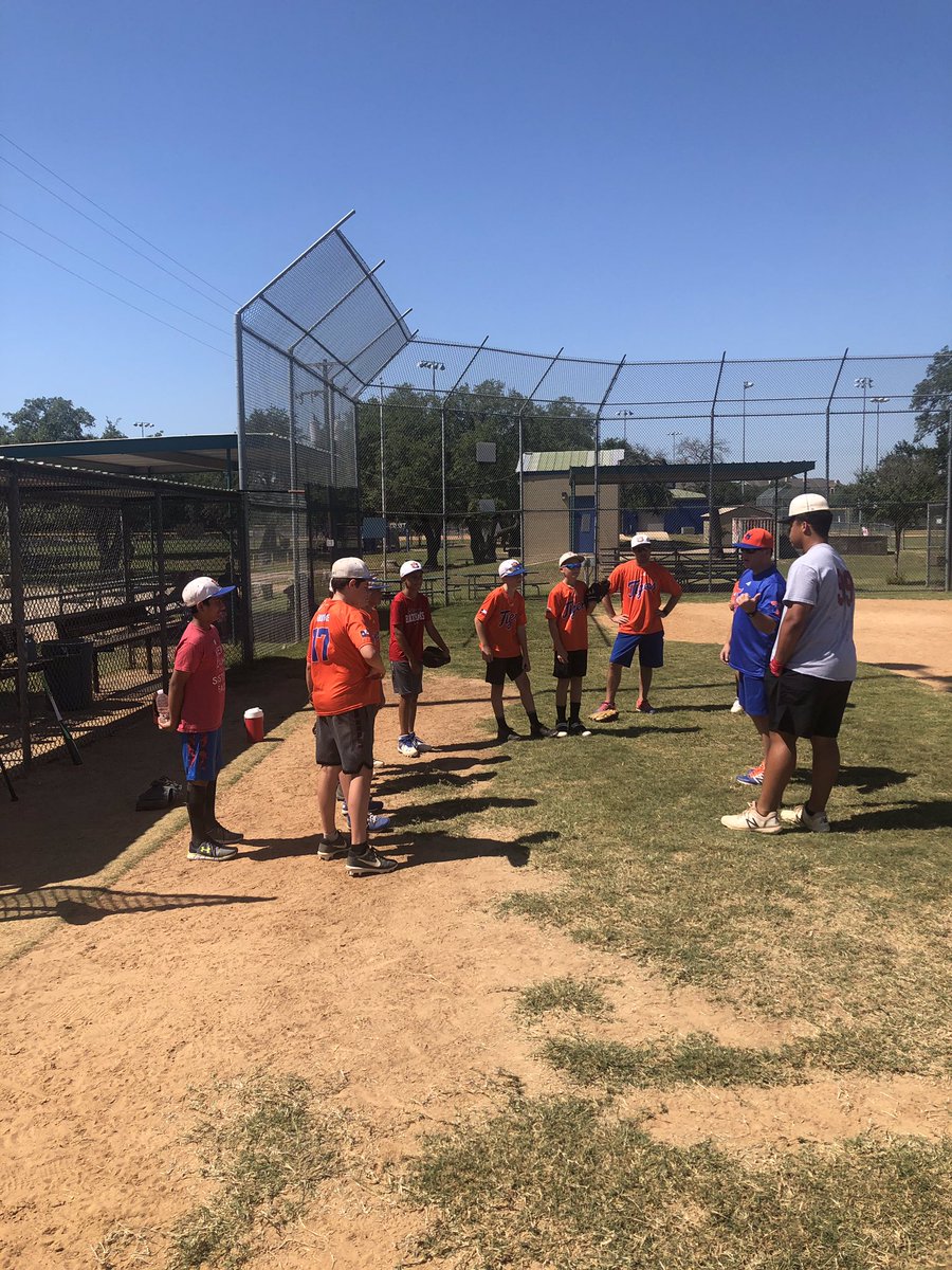 GunnLance's tweet photo. @tynangunn111 talking a little hitting with @dctigerau &amp; the CPYL Tigers. Coach Dustin- thank you for allowing Tynan to spend some time with your team! As always we appreciate your support!  Best of luck to you &amp; the Tigers the rest of this summer!! @vrhsbaseball @TESTBaseball https://t.co/qYIKRlfc5L