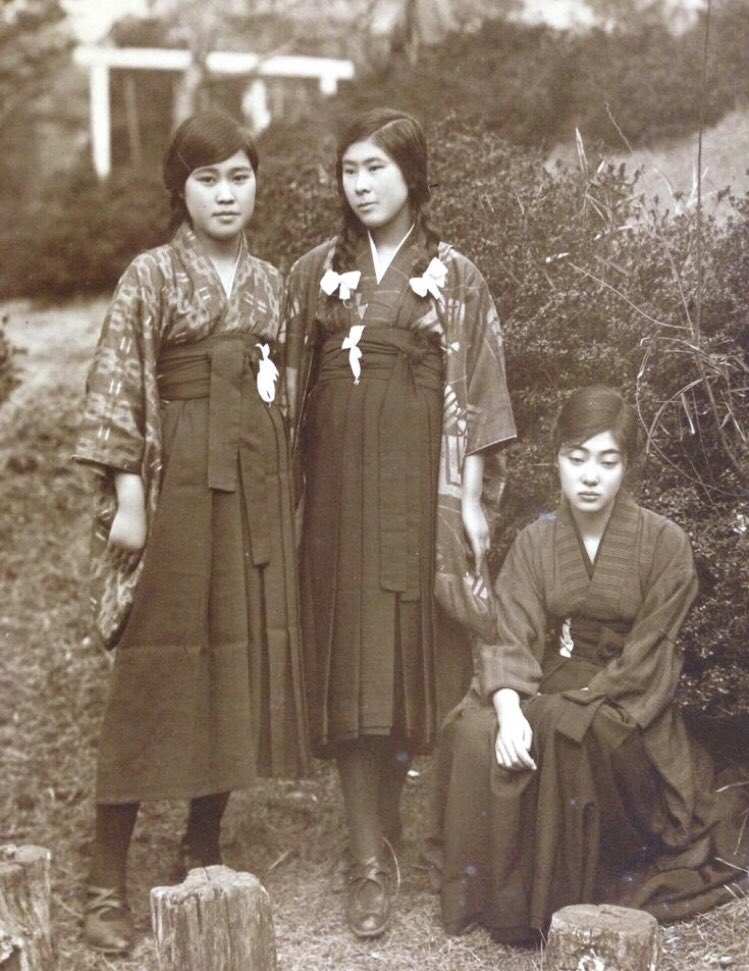 @k_maya はじめまして、『袴にはブーツが決まり』とは驚きの言葉ですね。現代に例えれば『ジーンズにはスニーカーしか履いてはいけない』くらい暴論に聞こえます。
当時の写真や挿絵でもタイツにパンプスや革靴の女学生は沢山見つかるのですが、その先生はご存知なかったのかもしれませんね。