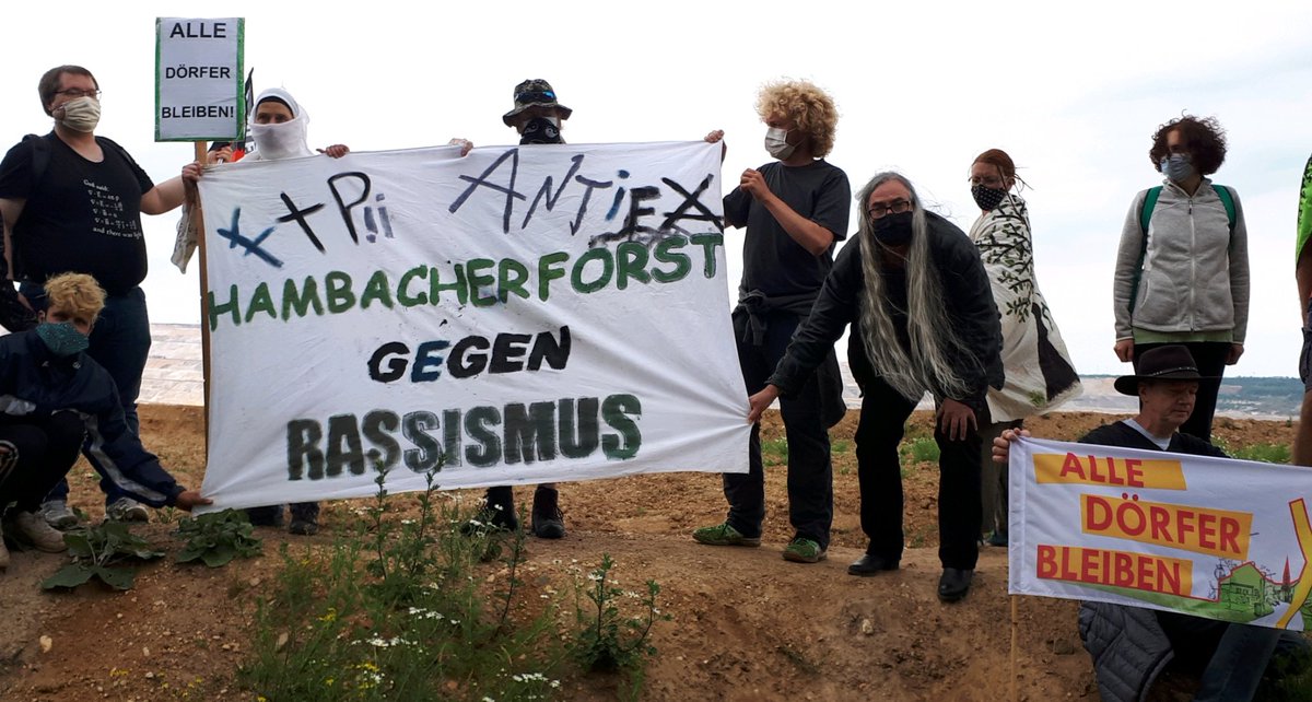 HambiBleibt's tweet photo. #Solidarität mit #BlackLivesMatter in den U$A vom #HambacherForst.
Together against #policeviolencepandemic.
#BLM #CHAZ #Portlandaz
#Icantbreathe #blacktranslivesmatter
#waldspaziergang https://t.co/odwnEK7bfO