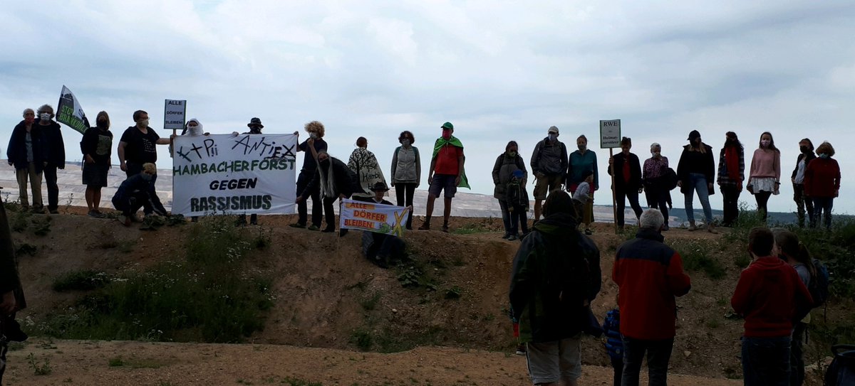 HambiBleibt's tweet photo. #Solidarität mit #BlackLivesMatter in den U$A vom #HambacherForst.
Together against #policeviolencepandemic.
#BLM #CHAZ #Portlandaz
#Icantbreathe #blacktranslivesmatter
#waldspaziergang https://t.co/odwnEK7bfO